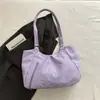 Bolso de hombro grande, de color blanco lechoso suave, con estampado de estrellas - perfecto para salidas diarias, creando un ambiente relajado y elegante
