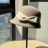 Al por mayor 25 Años Otoño e Invierno Nuevo Retro Borde Enrollado Sombrero de Lana para Mujer Francés Elegante que Muestra la Cara Pequeño Sombrero de Pescador