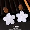 Brincos pingente de flor em concha de madeira com agulha de prata para mulheres, design de nicho com uma vibe artística de alta qualidade, brincos femininos versáteis e estilosos