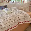 2026 Nuevo Juego de Cuatro Piezas de Algodón Waffle Suave y Amigable con la Piel con Bordado de Encaje de Rosa Jacquard, Fresco y Elegante Juego de Cama