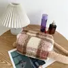 Bolso de mano de felpa a cuadros con ambiente de otoño e invierno, bolsa de almacenamiento portátil, bolsa organizadora portátil de gran capacidad para cuidado de la piel y maquillaje