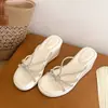 Chinelos Plataforma Cuña Estilo Retrô Francês Femininos para Uso Externo Verão 2026 Novos Sandálios Versáteis Antiderrapantes que Aumentam a Altura para Pessoas Baixas