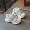 Tênis dad para meninas, nova coleção de outono, com fechos de velcro, tênis infantis de couro, sola macia, antiderrapante, sapatos brancos casuais para estudantes