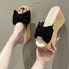 Comércio Exterior Tamanho Grande 2026 Verão Novo Salto Anabela Solado Grosso Sandálias Plataforma Slip-On Femininas com Laço Chinelos Tamanho Grande