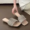 Sandalias de Moda Tipo Chancla con Pedrería Estilo Francés para Mujer 2026 Nueva Versión Coreana Punta Cuadrada Tacón Bajo para Exteriores Playa Sandalias de Moda