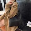 Padrão Trançado Fashionável Texturizado 2025 Retrô Simples Nova Grande Capacidade Casual Roupa de Trabalho Bolsa Tote de Ombro Único para Axila para Mulheres