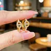 Aretes de lujo ligeros, chapados en oro real, con zirconia cúbica tipo nariz de cerdo y perla para mujer, con un diseño geométrico sutilmente adornado de estilo francés, perfectos para el uso diario