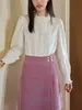 Camisa dulce de estilo francés con cuello alto fruncido y diseño de panel curvo