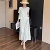 Conjunto de Roupas Femininas: um Conjunto Elegante e Modelador de Duas Peças com Camiseta de Manga Curta Patchwork e Saia da Moda, um Conjunto Popular Estilo Miyake