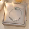 Pulseira de borboleta nova e moderna com cravação em micro pavé de diamantes e estrelas, uma peça de luxo leve para mulheres, oferecendo um visual único, de alta qualidade e elegante, perfeita para usar em camadas e para um estilo versátil