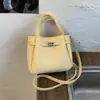 Bolso Pequeño Elegante de Gama Alta para Mujer 2026 Nueva Moda Bolso Cruzado Versátil Bolso de Mano Exquisito Bolso Cubo