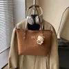 Bolso Tote, Bolso Grande de Capacidad para Mujer, Gama Alta, Lujo Ligero, Práctico para el Trabajo, Bolso Coreano de Nicho, Bolso Cubo de Cuero Suave de Gran Capacidad