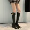 Botas de montaria com salto grosso no mesmo estilo de Zhang Yuanying para mulheres, apresentando fivelas douradas, design de meio zíper e comprimento até o joelho, com bico quadrado e corte justo.
