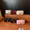 Bolsa Popular de Ombro Único para Axila Estilo Coreano 2026 Novo Modelo Bolsa de Corrente Acolchoada Estilo Chanel para Mulheres Bolsa Transversal Quadrada Pequena de Couro Encerado