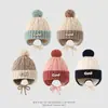 Chapéu infantil de tricô com tranças e blocos de cor estilo coreano, com proteção para as orelhas, chapéu quente de tricô com pompom para outono e inverno, para meninos e meninas