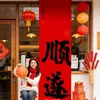 Decoración de Año Nuevo 2026 Banderín Rojo con Caligrafía Tela Colgante Día de Año Nuevo Evento en Centro Comercial Montaje de Atmósfera Festiva Tela de Fondo