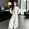 Conjunto de Chaqueta Deportiva de Cuello Alto y Pantalones para Niñas Otoño 2026 Nuevo Conjunto de Dos Piezas Elegante y Moderno para Niños