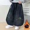 Calça Infantil Estilo Outono e Inverno 2026 Novo Estilo Jeans com Pelúcia para Bebês Calça Longa Casual Acolchoada de Veludo Infantil