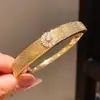 Pulsera de Hebilla Ovalada con Diamantes Chapada en Oro Real de 18 Quilates Pulsera Estilo Palacio Retro Lujo Accesible Joyería de Gama Alta para Mujeres