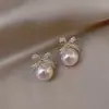 Pendientes de Perlas de Imitación Estilo Barroco de Gama Alta Pendientes de Diamantes Destellantes con Lazo de Nicho Lujo Accesible Pendientes Nuevo Estilo Caliente 2025