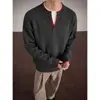 Suéter de punto de moda para hombre, otoño e invierno, color liso, cuello en V versátil, bloques de color, suéter de punto moderno estilo coreano para hombres jóvenes