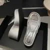 Sandálias de Encaixe Estilo Fada Transparentes com Salto Plataforma Modelo Novo Verão 2026 Aumenta Altura Sola Grossa Meio Chinelo Sandálias de Salto Alto