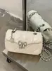 Design Yuezi 2026 Verão Nova Moda Acolchoada Clássica Versátil Texturizada Transversal Pequena Quadrada Bolsa para Mulheres