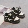 2026 Nuevos Zapatos Deportivos Casuales para Niñas Bloqueo de Color Blanco y Negro con Cordones Suela Gruesa Zapatos de Estudiante Antideslizantes Casuales para Niños Modernos