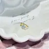 Pendientes de alfiler rectos con forma de trébol de cuatro hojas, frescos y sencillos, clásicos y versátiles, con un diseño ligero y lujoso y cierre de borde.