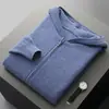 El nuevo cárdigan de cachemira con capucha para primavera y otoño 2024 es un cárdigan de punto de cachemira grueso y cálido para hombre con punto de canalé.