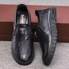 Novos Homens Negócios Casual Shoes coreano moda sapatos de couro Masculino Soft Bottom Driving Shoes Slip-on Flat Heel Dad Shoes