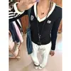 Camiseta de Manga Longa com Gola V Color Block Estilo Americano, Ajuste na Cintura, Modelo Novo de Outono para Mulheres, Slim Fit, Ombro Normal, Top Básico Estilo College