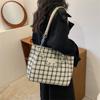 Bolso de Mano Simple a Cuadros 2025 Decoración de Cadena de Moda Gran Capacidad Bolso Tote de Hombro para Mujer Europeo y Americano