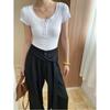 Blogger Si Nan ama senso de moda botão meia-placket caimento justo ombro gola Henry camiseta manga curta SN7413