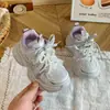 Tênis dad shoes para meninas 2026 novo modelo com laço de pérola, strass brilhantes, sola grossa macia, respirável, fecho de velcro, antiderrapante, versátil e moderno