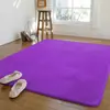 Suministro directo de fábrica alfombra de dormitorio color sólido de forro polar de coral moderno y simple manta de mesita de noche alfombra de lana corta entrega entrega de una pieza