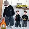 Conjunto de Calça e Blazer de Veludo com Estampa de Leopardo para Meninos Inverno 2025 Novo Estilo Coreano Conjunto de Duas Peças de Veludo para Crianças Pequenas e Médias