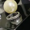 Anillo de Cuadros Diamante Estilo Retro Europeo y Americano Versa Recubrimiento 18k Anillo Medio Estrecho Superpuesto Anillo de Pareja de Zirconio