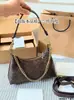 La nueva bolsa Juiet vintage de media luna de la marca C, hecha de piel encerada al aceite, adecuada para usar como bolso de axila, bolso de hombro, bolso de mano o bolso cruzado para mujer