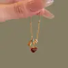 Nova Gargantilha com Pingente de Coração Dupla Face com Gotejamento de Óleo, Estilo de Luxo Leve da Moda com um Toque de Elegância, Corrente Versátil para a Clavícula