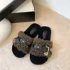 Pantuflas estilo retro de una tira para mujer, suaves y esponjosas, con hebilla metálica, pantuflas de algodón, decoración de patchwork de cuero de celebridad de internet, para usar en casa en otoño e invierno, pelo rizado