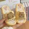 Usa Sandalias y Pantuflas Nuevas Gruesas, Pantuflas para Uso en Exteriores, Ropa de Casa de Celebridades de Internet, Verano 2025 para Mujer Antideslizantes Suelas de Dibujos Animados al por Mayor