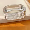 Pulseira quadrada metálica de tom frio com rugas, estilo europeu e americano único e exagerado, acessório de mão de nicho de luxo leve atacado