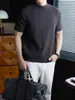 Suéter de tricô canelado quente, macio e delicado com gola alta discreta, mangas curtas e design liso, perfeito para o outono masculino como uma camada base confortável e casual