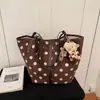Bolso Tote de Gran Capacidad con Personalidad de Moda para Mujer 2026 Otoño Nuevo Elegante Bolso de Hombro Único Bolso Cubo de Lunares para Viajes