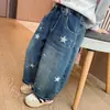 Jeans Feminino Estilo Coreano com Estrela de Cinco Pontas Descolorida na Frente Primavera e Outono 2026 Nova Moda Infantil Calças Longas Estilosas para Meninas