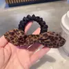 Novo Laço de Cabelo de Leopardo de Alto Padrão para Outono e Inverno com Faixa de Cabeça com Máscara de Pérola, Acessório de Cabelo Elegante para Coque