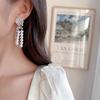 Lujo ligero de alta gama elegantes aretes de novia para banquete de boda aretes de borla largos huecos modernos de Camelia y Perla