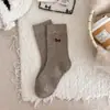 Meias de Cashmere para Mulheres com Filhotes Bordados em Desenho Animado, Meias de Cano Médio, Meias Fofas de Bolinhas Estilo Japonês, Meias Quentes de Inverno Folgadas para Mulheres