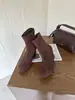 Botines de Cuña Nuevos Otoño/Invierno 2026 con Punta Redonda, Acabado de Gamuza, Combinados con Faldas, Botines Ajustados